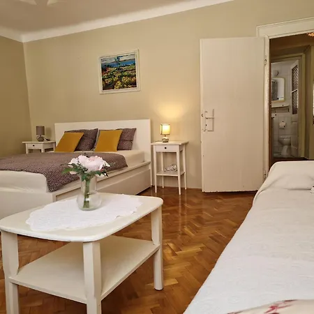 Apartment Seven - Two-bedroom *